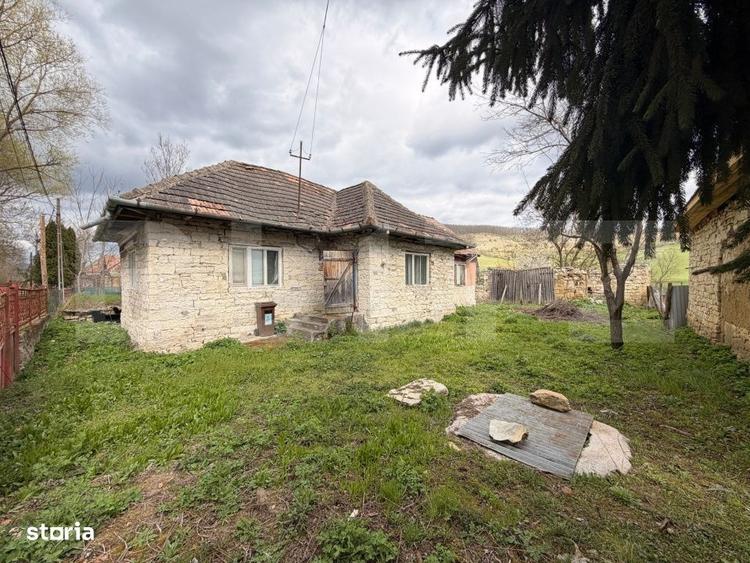 Casă cu 2 camere cu Teren 2600 Mp în Vultureni