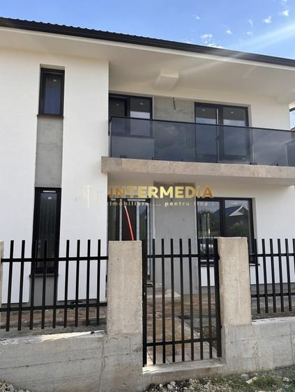 Casă individuală cu 4 camere cu Canalizare în Cetate