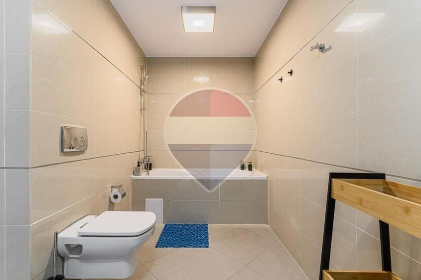 Apartament cu 6 camere semidecomandat, mobilat în Poiana Brașov
