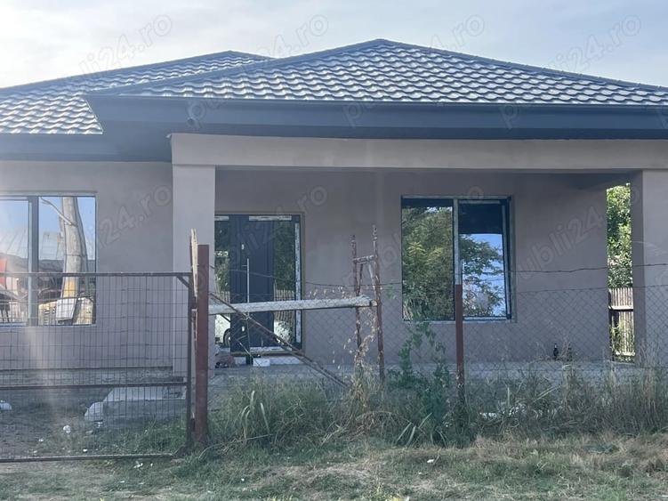 Casă cu 4 camere cu Teren 400 Mp în Amara