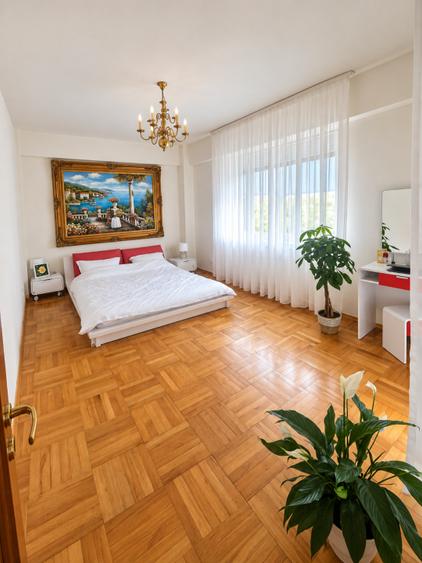 Casă individuală cu 18 camere cu Canalizare în Timpuri Noi