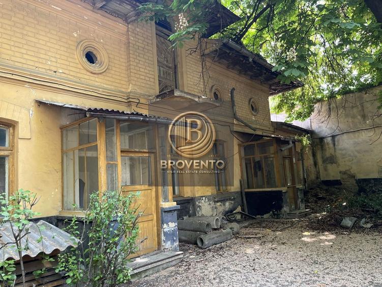 Casă individuală cu 15 camere cu Canalizare în Central
