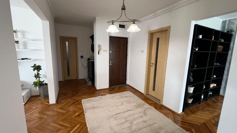 Apartament cu 4 camere semidecomandat, mobilat în Olimpia-Stadion