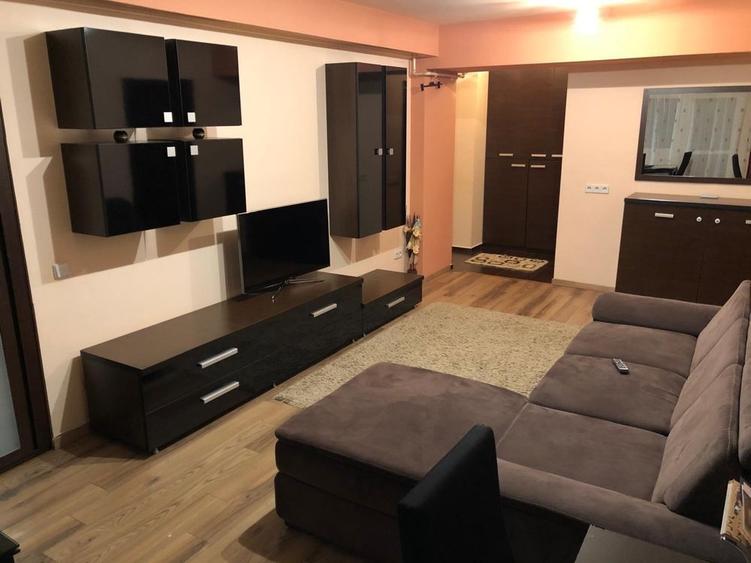 Apartament cu 3 camere semidecomandat în Vitan