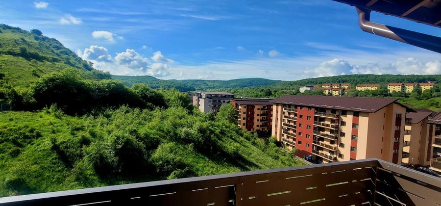 Apartament cu 3 camere semidecomandat, mobilat în Florești