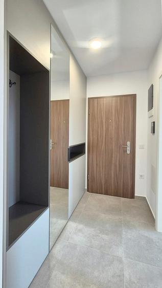 Apartament cu 3 camere decomandat în Tractorul
