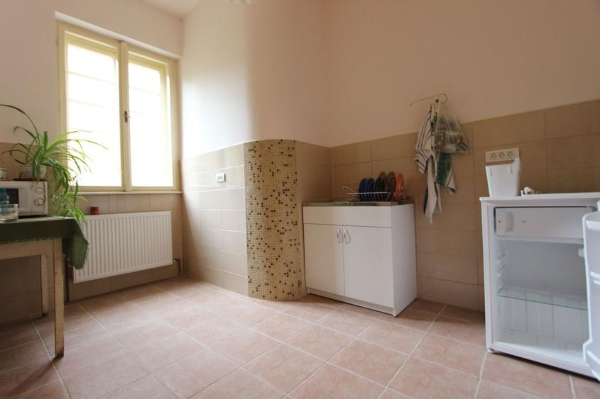 Apartament cu 3 camere semidecomandat, mobilat în Central