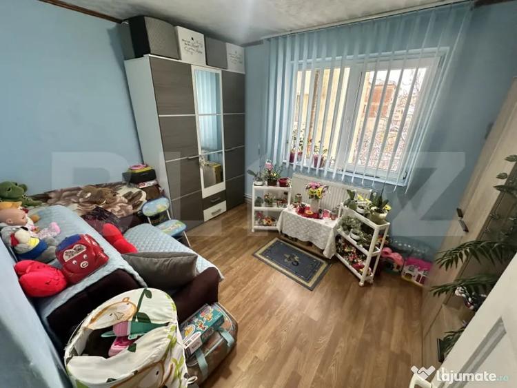 Apartament cu 3 camere semidecomandat în Gojdu