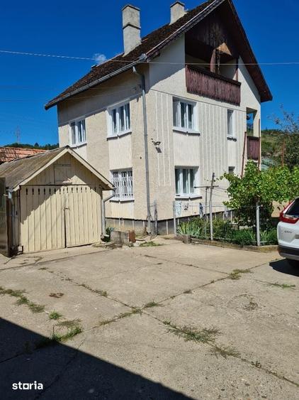 Casă cu 6 camere cu Teren 1932 Mp în Creaca