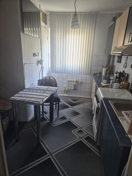 Apartament cu 3 camere semidecomandat, mobilat în Girocului