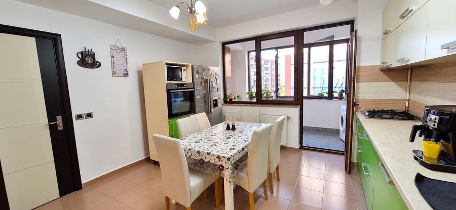Apartament cu 3 camere semidecomandat în Tractorul