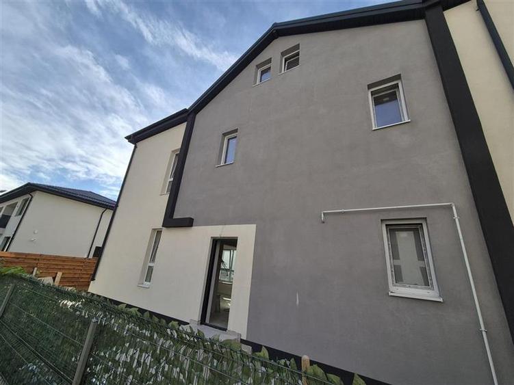 Duplex cu 4 camere cu Canalizare în Periferie
