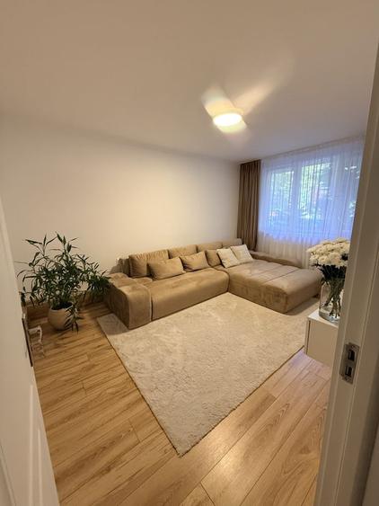 Apartament cu 3 camere decomandat în Calea București