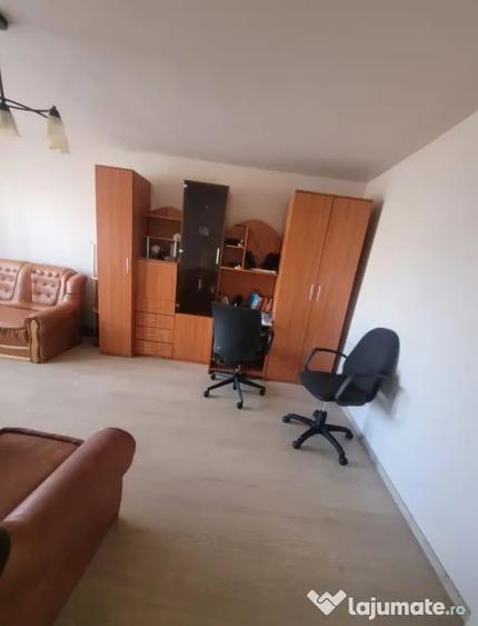 Apartament cu 3 camere decomandat în Narcisa