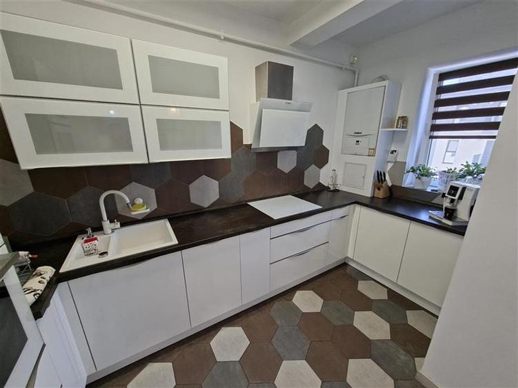 Apartament cu 3 camere semidecomandat, mobilat în Gheorgheni