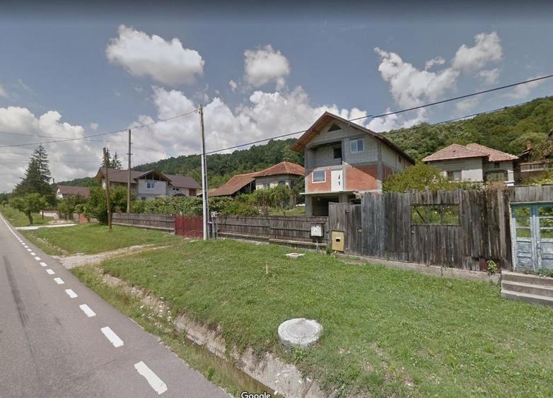 Casă cu 4 camere cu Teren 2513 Mp în Prislopu Mic