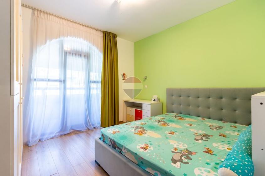Casă individuală cu 5 camere cu Teren 591 Mp în Est
