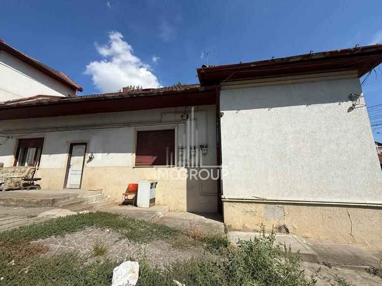 Casă individuală cu 7 camere cu Canalizare în Dâmbul Rotund