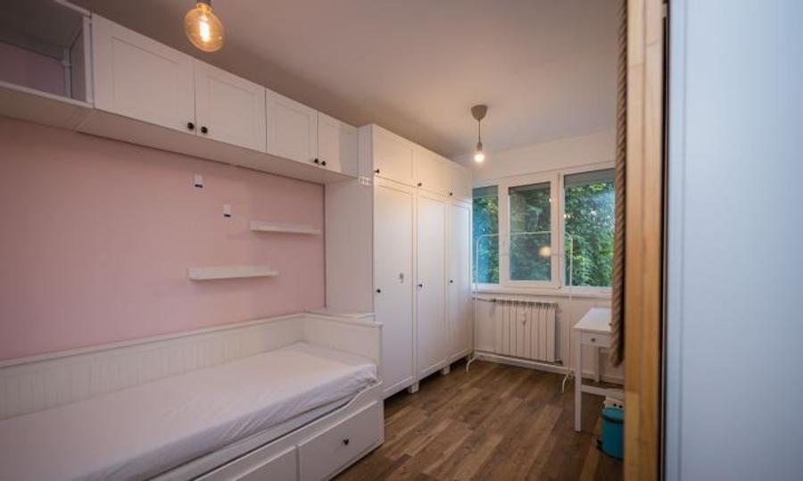 Apartament cu 3 camere semidecomandat, mobilat în Costin Georgian