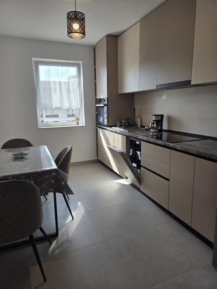 Apartament cu 2 camere, mobilat în Tractorul
