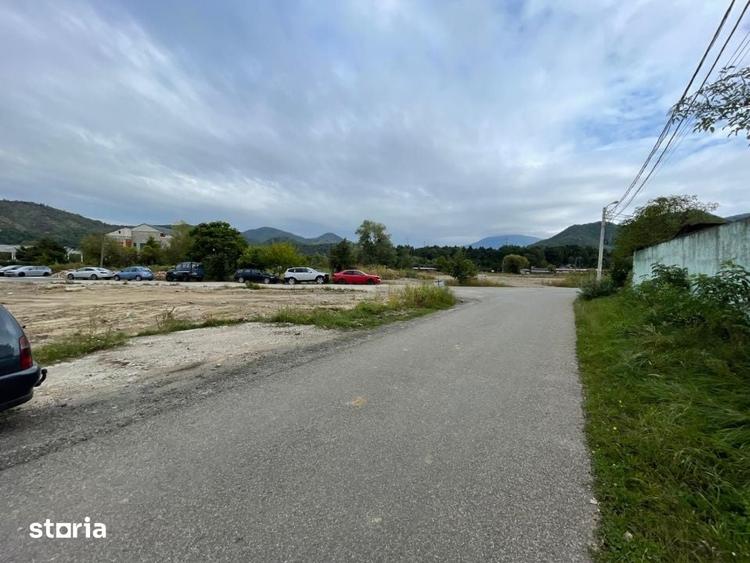 Teren de 7000 mp, în Est