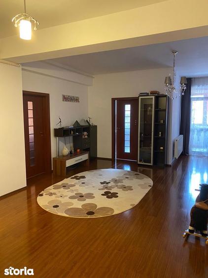 Apartament cu 3 camere semidecomandat în Central