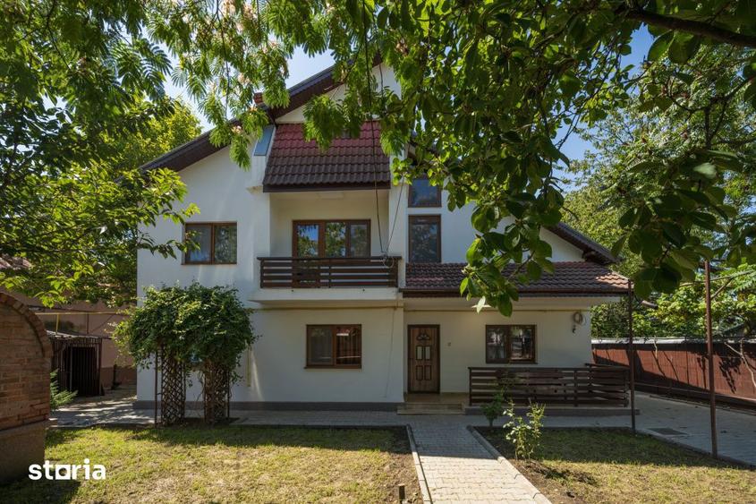 Casă cu 8 camere cu Canalizare în Central