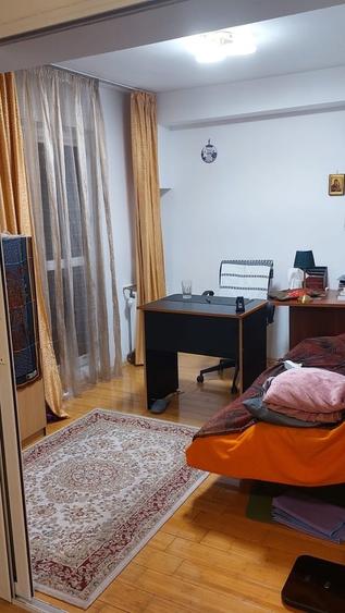 Apartament cu 3 camere semidecomandat în Amzei