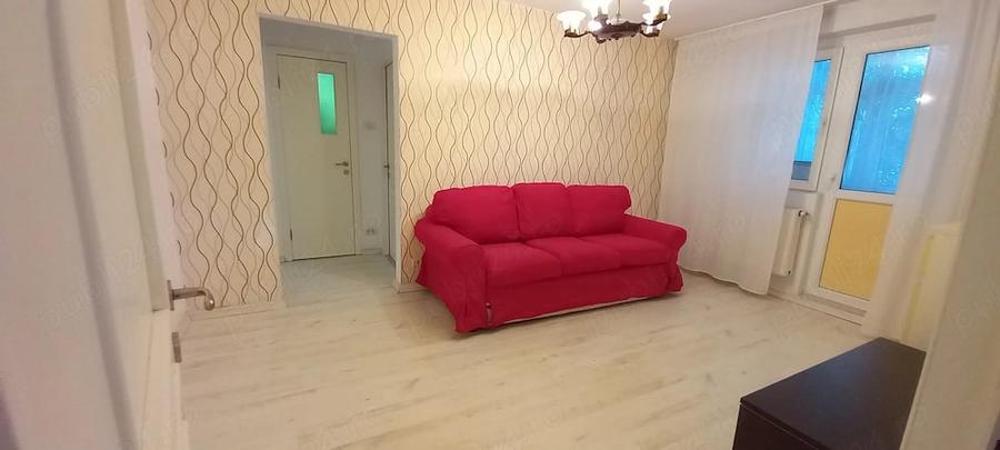 Apartament cu 3 camere semidecomandat în Berceni