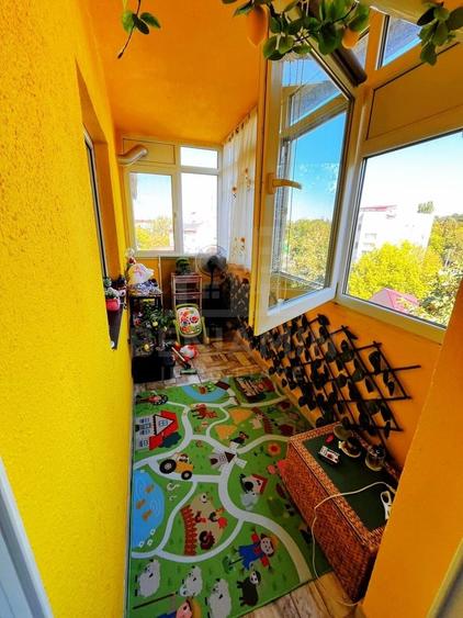 Apartament cu 3 camere semidecomandat, mobilat în 1 Mai