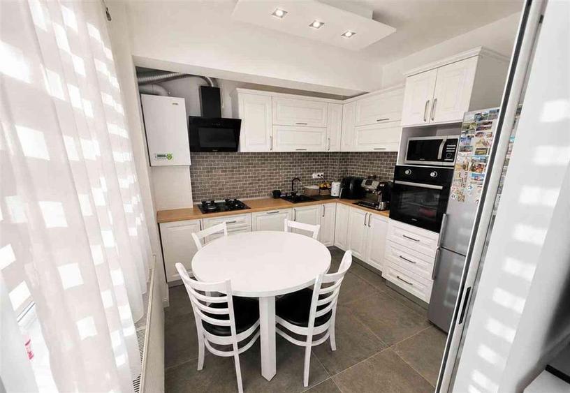 Apartament cu 3 camere decomandat, mobilat în Turnișor