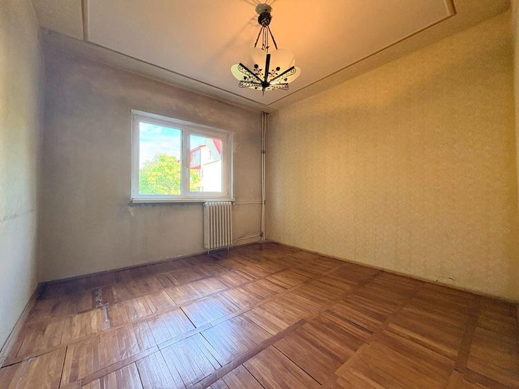 Apartament cu 3 camere semidecomandat în Aradului