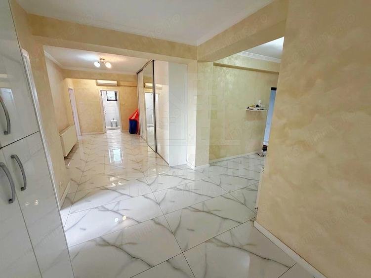 Apartament cu 5 camere decomandat în Craiovița Nouă