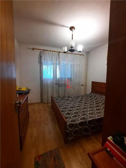 Apartament cu 4 camere semidecomandat în Iancului