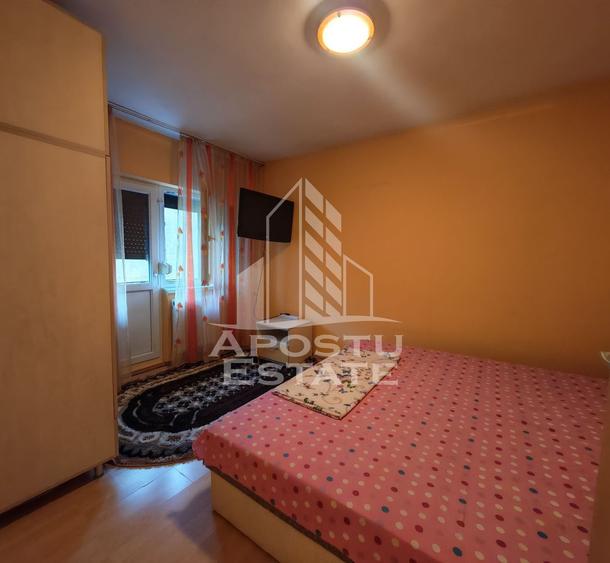 Apartament cu 3 camere semidecomandat, mobilat în Torontalului