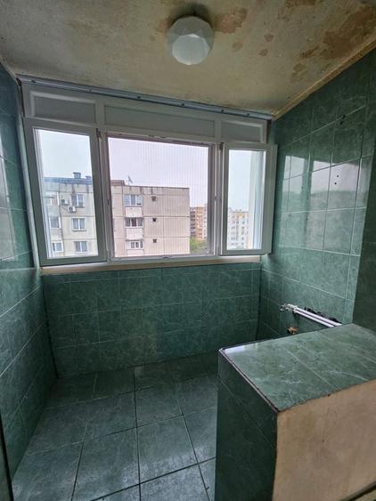 Apartament cu 3 camere semidecomandat în Rahova