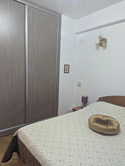 Apartament cu 4 camere decomandat în Victoriei