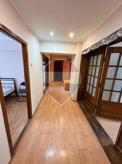 Apartament cu 4 camere decomandat în Central