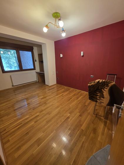 Apartament cu 4 camere decomandat în Medicină