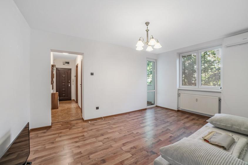 Apartament cu 3 camere semidecomandat în Baba Novac