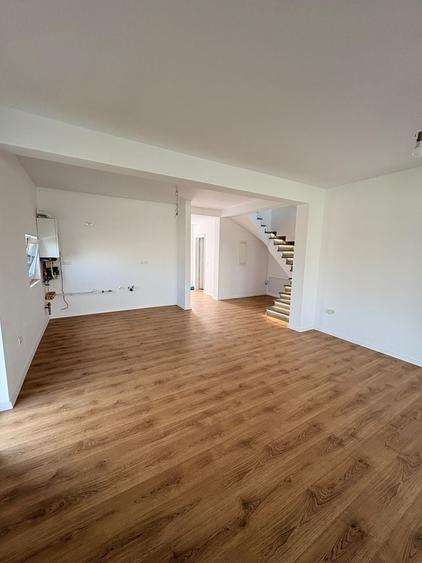 Duplex cu 5 camere cu Canalizare în Moșnița Nouă
