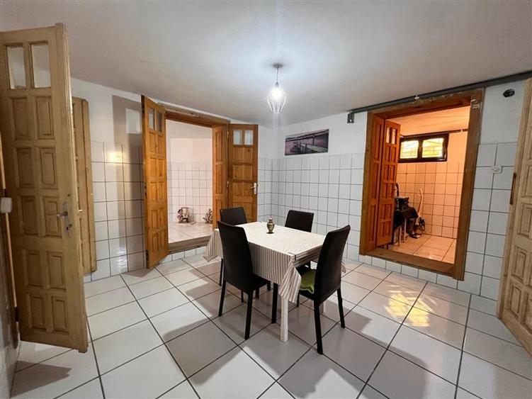 Casă cu 7 camere cu Canalizare în Central