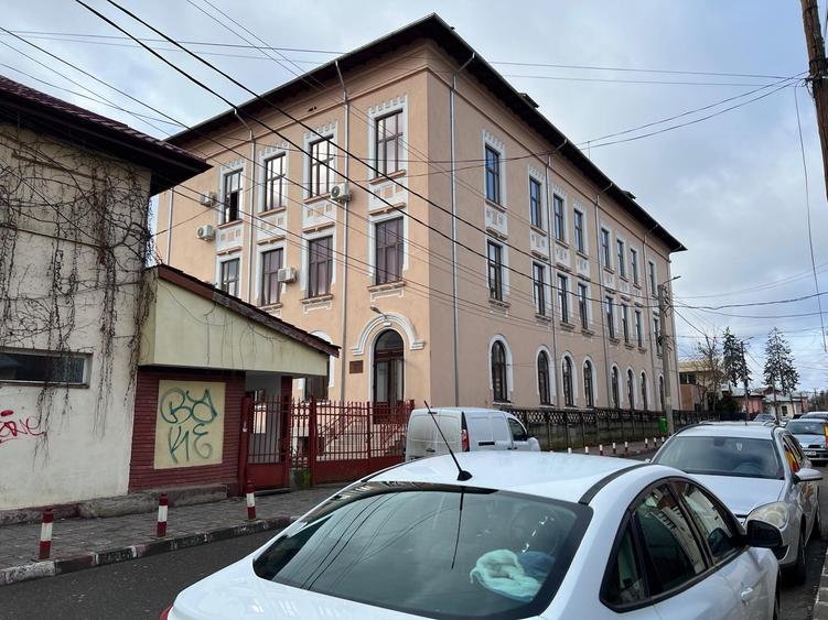 Casă cu 6 camere cu Canalizare în Central