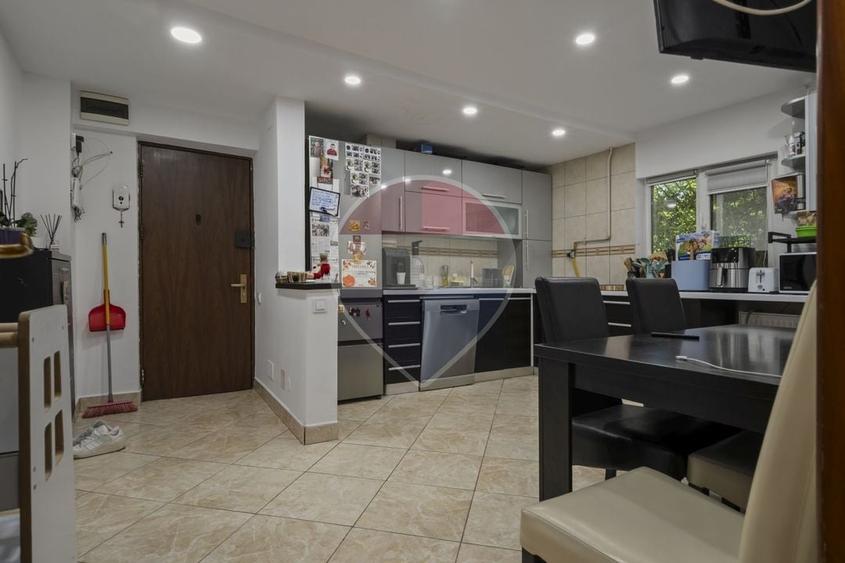 Apartament cu 3 camere semidecomandat, mobilat în Vitan Mall