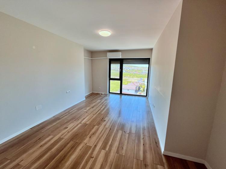 Apartament cu 4 camere semidecomandat, mobilat în Borhanci