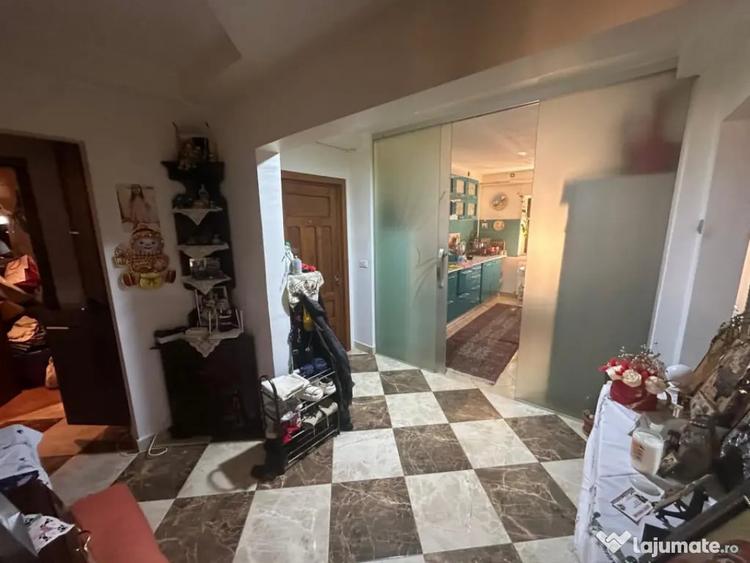 Apartament cu 4 camere decomandat, mobilat în Poarta 6