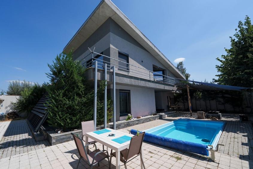 Casă individuală cu 6 camere cu Piscina în Cârcea