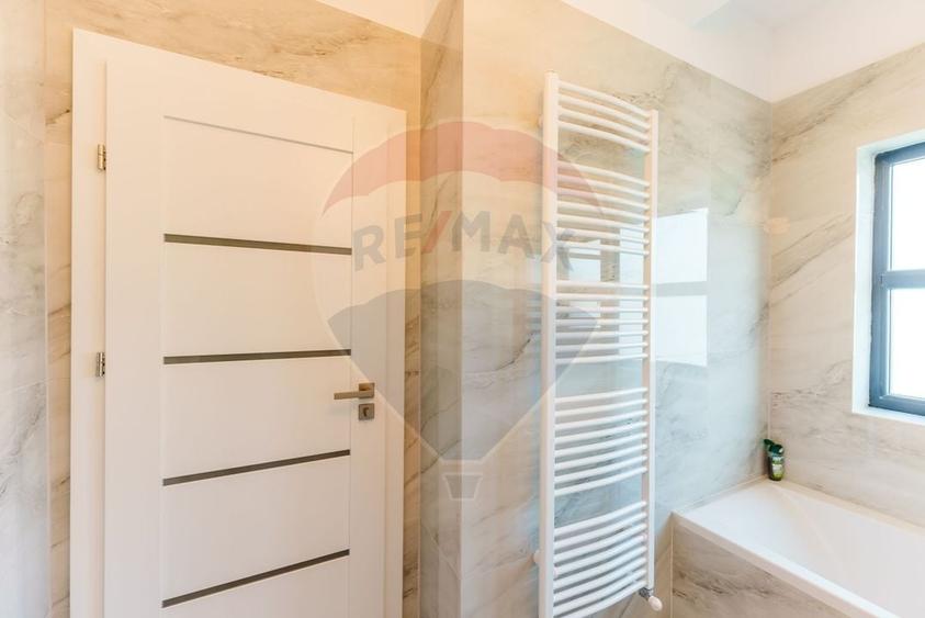 Casă cu 5 camere cu Teren 50 Mp în Subcetate