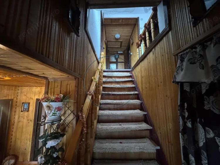 Casă cu 6 camere cu Teren 2000 Mp în Central