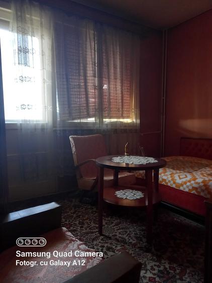 Apartament cu 3 camere semidecomandat în Cina